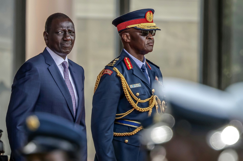 قام الرئيس الكيني ويليام روتو (يسار) بتعيين الجنرال فرانسيس أوموندي أوجولا وزيراً للدفاع قبل عام (ا ف ب)