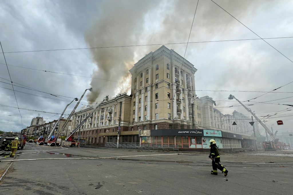 فرق الإطفاء تعمل على إخماد حريق اندلع في مبنى سكني في دنيبرو بعد هجوم صاروخي في 19 نيسان/أبريل 2024 (ا ف ب)