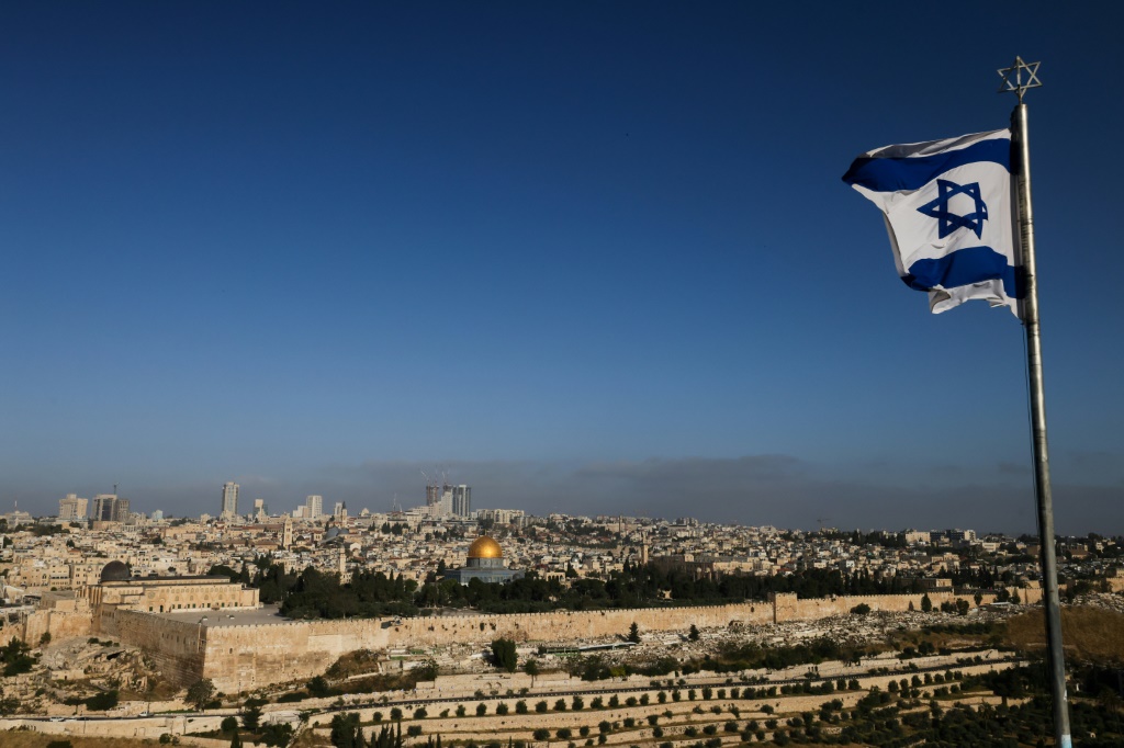 علم إسرائيلي يرتفع على جبل الزيتون المطل على القدس في 19 نيسان/أبريل 2024 (أ ف ب)   