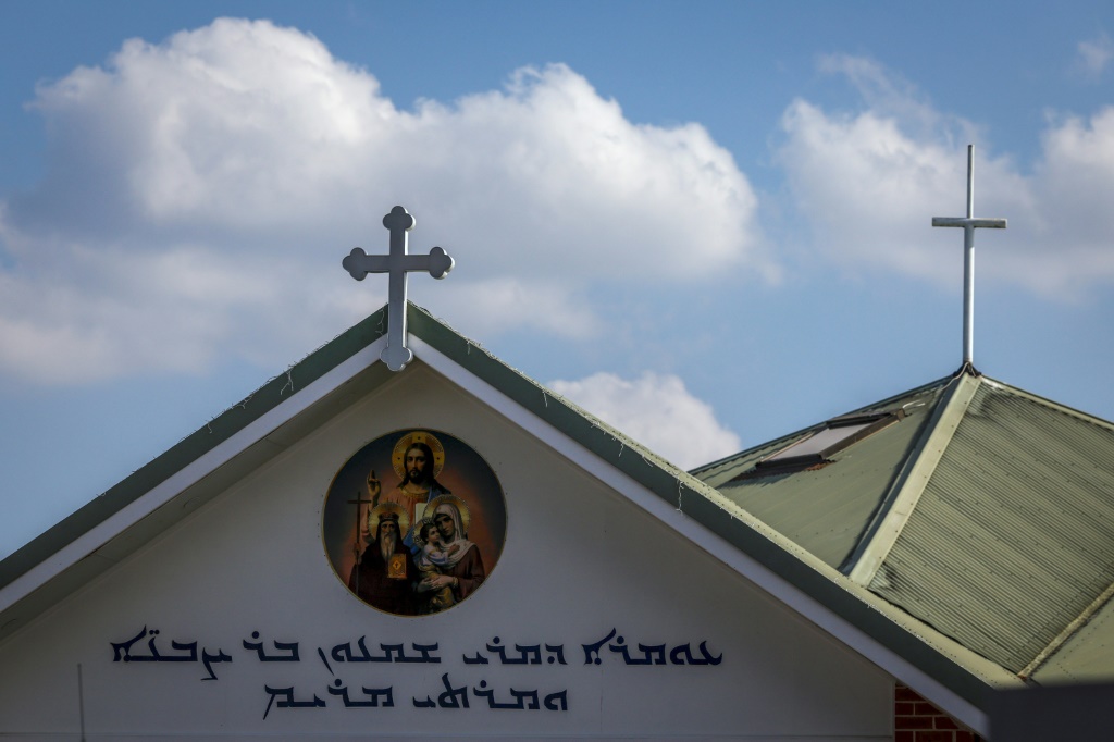 صليبان على سقف كنيسة الراعي الصالح في ضاحية واكلي في غرب سيدني في 16 نيسان/ابريل 2024 (أ ف ب)   