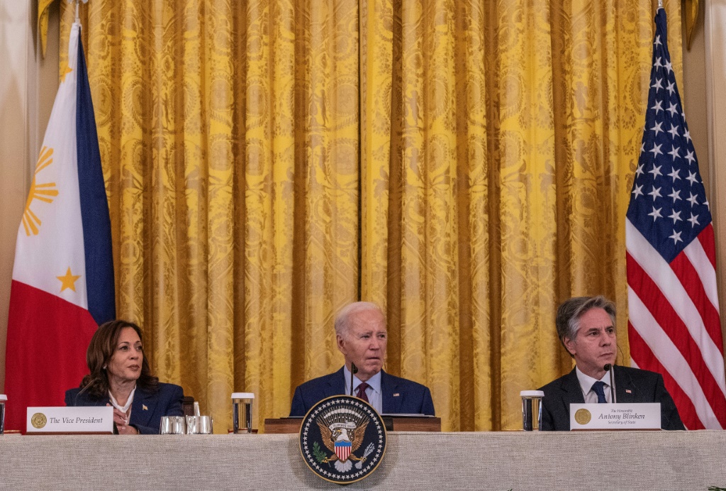 الرئيس الأميركي جو بايدن (وسط) مع نائبته كامالا هاريس ووزير الخارجية أنتوني بلينكن في البيت الأبيض بواشنطن في 11 نيسان/أبريل 2024 (أ ف ب)   