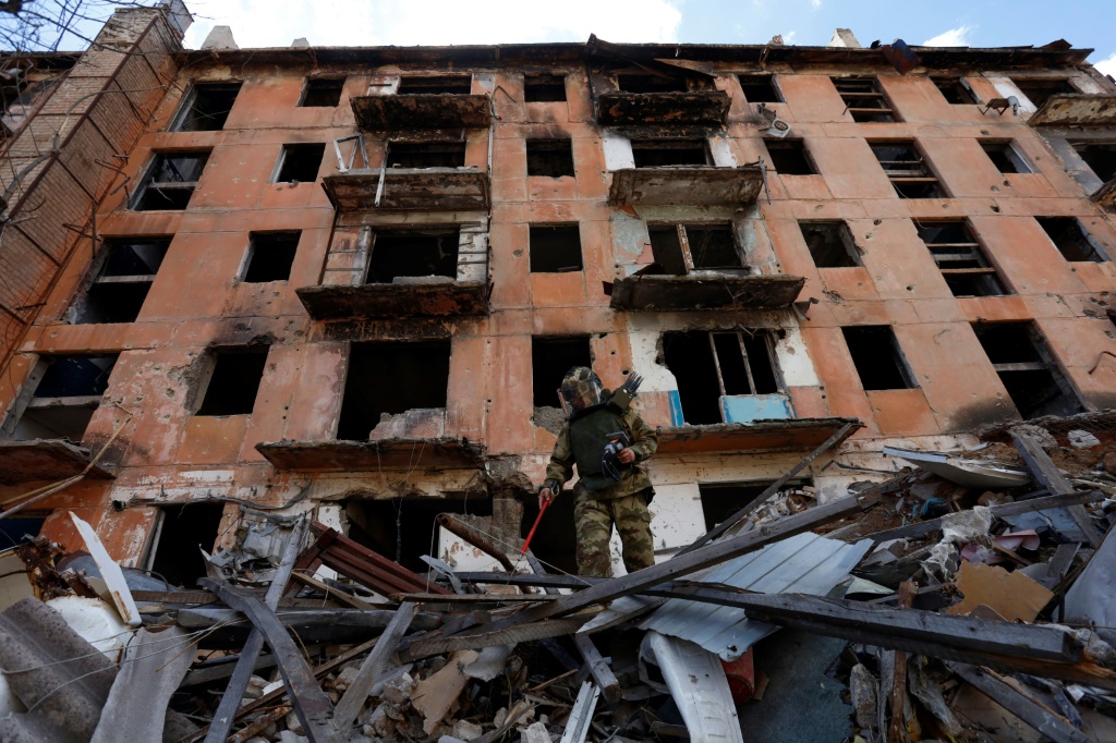 صورة لمبنى مدمر في مدينة ماريوبول الخاضعة للسيطرة الروسية في أوكرانيا، في 19 نيسان/أبريل 2024 (أ ف ب)   