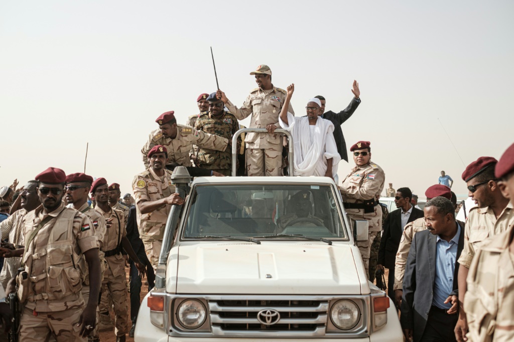تأتي تصريحات مناوي رغم إعلان تنسيقية القوى الديمقراطية المدنية السودانية "تقدم"، يوم الجمعة الماضي، التزام طرفي الحرب في البلاد، الجيش وقوات الدعم السريع (أ ف ب)