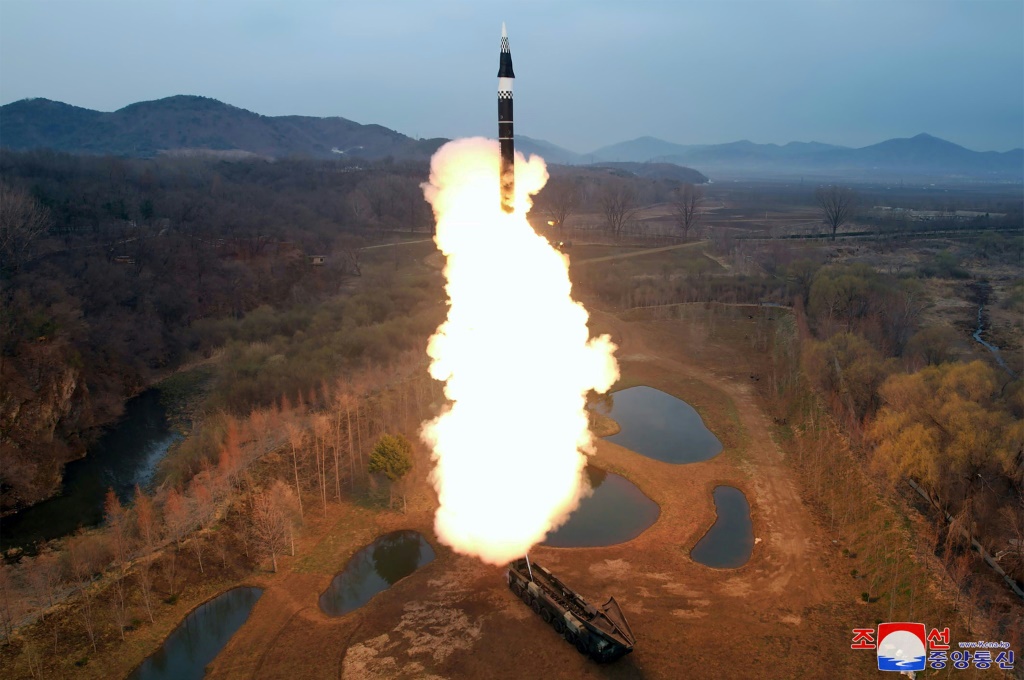 صورة مؤرخة الثاني من نيسان/أبريل 2024 وزعتها وكالة الأنباء الكورية الشمالية الرسمية تظهر تجربة إطلاق صاروخية (ا ف ب)