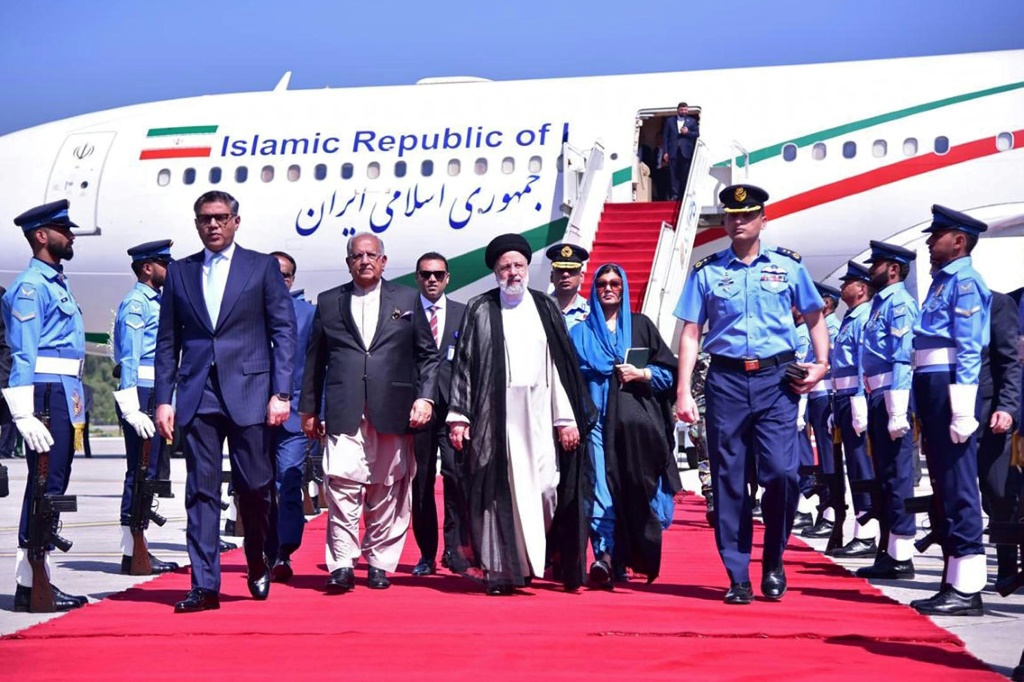 يصل الرئيس الإيراني إبراهيم رئيسي (وسط) إلى إسلام آباد لإجراء محادثات مع القادة الباكستانيين يوم الاثنين (ا ف ب)