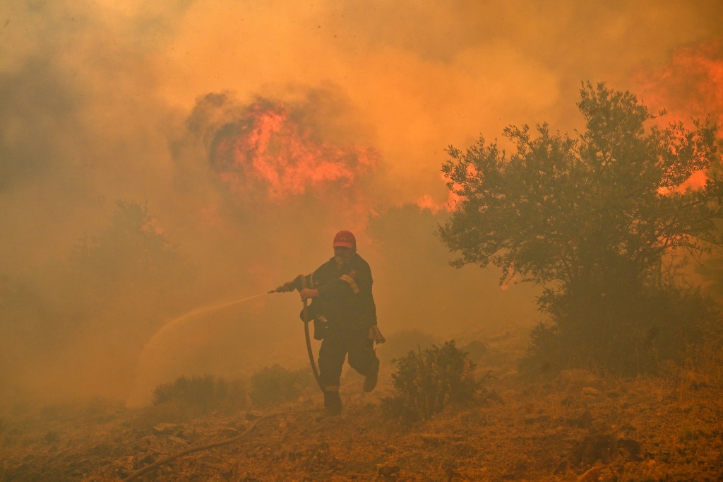    حريق في إحدى غابات نيو بيراموس قرب أثينا في 19 تموز/يوليو 2023 (أ ف ب)   