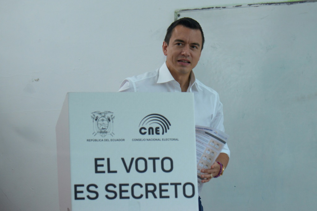 الرئيس الإكوادوري دانييل نوبوا يصوّت في استفتاء على العديد من الإجراءات الحكومية ضدّ تهريب المخدرات والعصابات، 21 نيسان/أبريل 2024 في أولون غرب الإكوادور (ا ف ب)