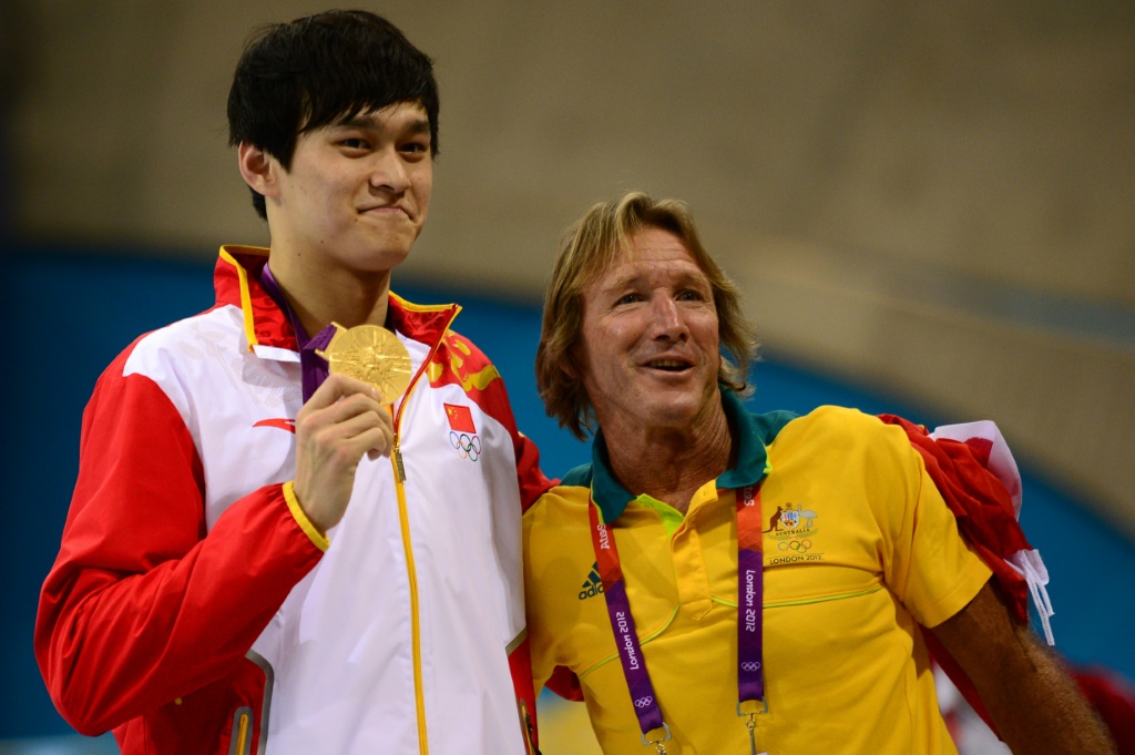 المدرب الاسترالي دنيس كوتيريل (يمين) مع السباح الصيني سون يانغ (ا ف ب)
