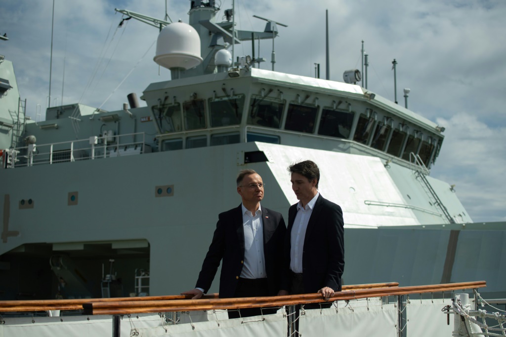 رئيس الوزراء الكندي جاستن ترودو (على اليمين) مع الرئيس البولندي أندريه دودا في قاعدة إسكيلمات البحرية في كندا في 20 نيسان/أبريل 2024 (ا ف ب)