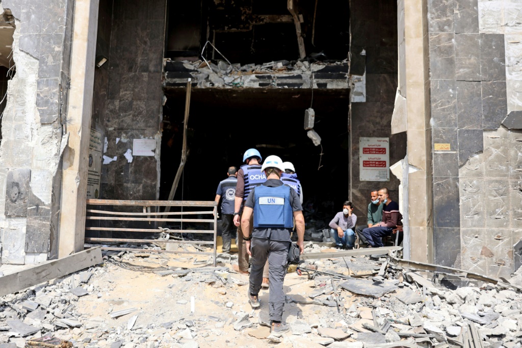  فريق من الأمم المتحدة يتفقد مستشفى الشفاء، أكبر مستشفى في غزة تحول إلى رماد بسبب عمليات إسرائيلية استمرت أسبوعين، في 8 نيسان/أبريل 2024، مع استمرار الحرب بين إسرائيل وحماس (أ ف ب)   
