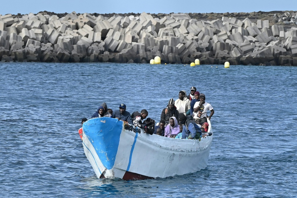 مهاجرون على متن قارب في منطقة جزر الكناري بتاريخ 4 شباط/فبراير 2023 (ا ف ب)