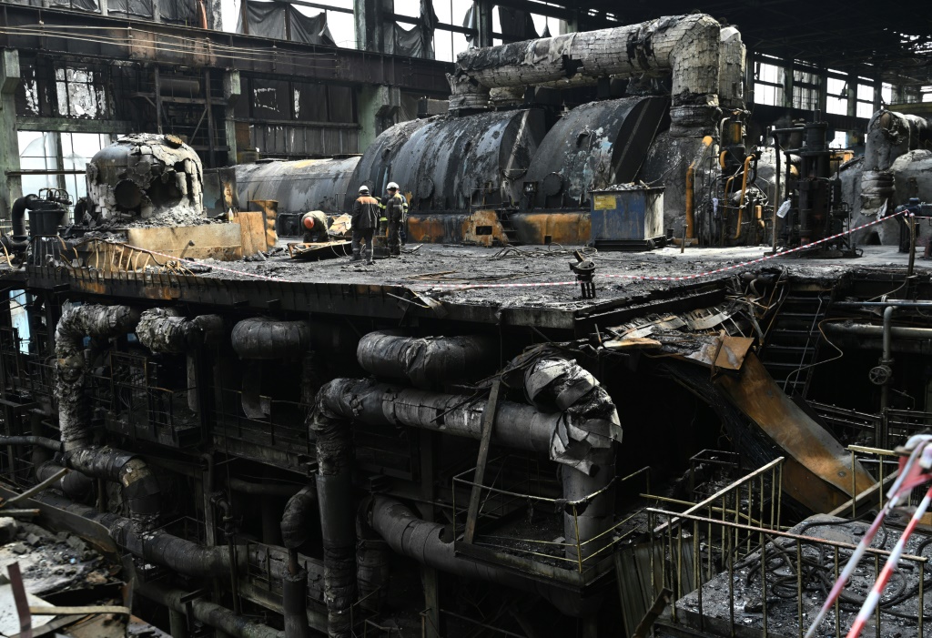معدات محترقة في محطة أوكرانية لتوليد الكهرباء بعد ضربة روسية في 19 نيسان/ابريل 2024 (ا ف ب)