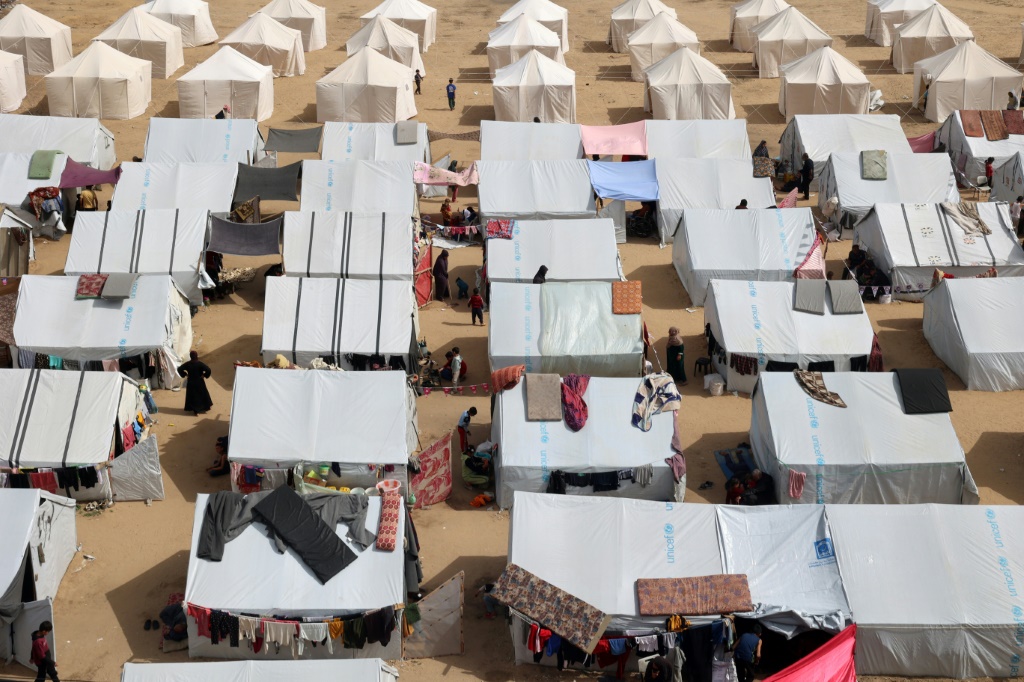 تم إنشاء مخيمات مؤقتة مثل هذا المخيم في كل مساحة متاحة حول رفح، التي تؤوي الآن معظم سكان قطاع غزة البالغ عددهم 2.4 مليون نسمة. (أ ف ب)   