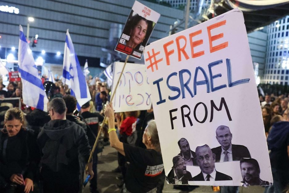 متظاهرون إسرائيليون ضد رئيس الوزراء بنيامين نتنياهو في تل أبيب (أ ف ب)