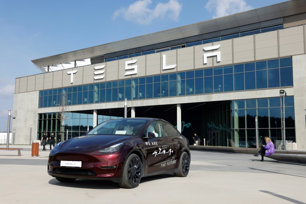 سيارة تيسلا تقف أمام مصنع السيارات الكهربائية التابع للشركة في جروينهايد بالقرب من برلين، ألمانيا، في 13 مارس 2024 (ا ف ب)