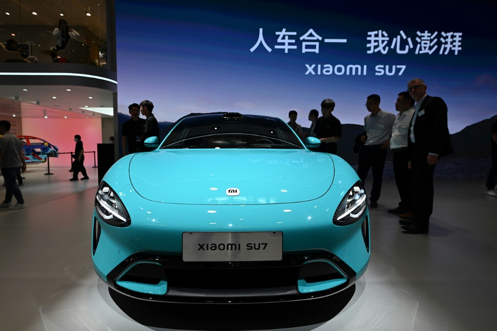 تعد شركة التكنولوجيا الاستهلاكية العملاقة أحدث الوافدين إلى سوق السيارات الكهربائية المتطورة في الصين، مع طرازها الجديد SU7 الذي أصبح نجم العرض (ا ف ب)