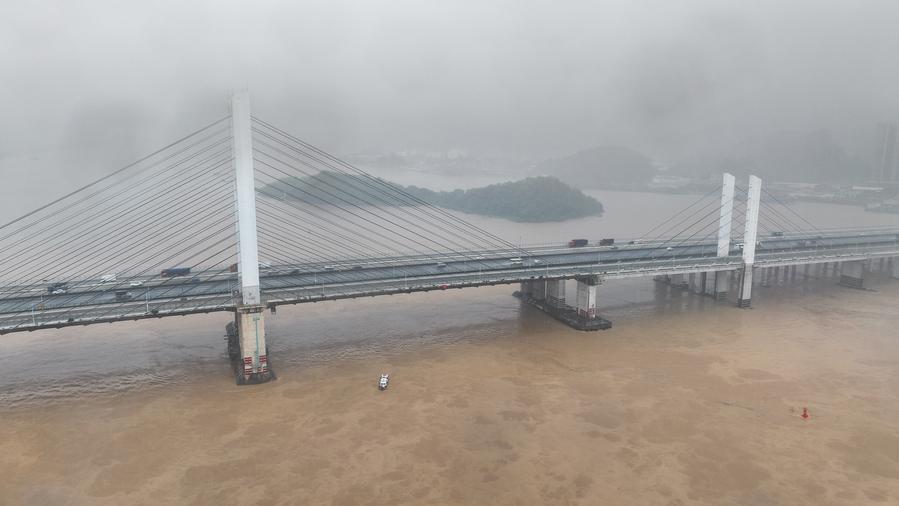 في الصورة الملتقطة يوم 23 أبريل 2024، جانب من جسر جيوجيانغ في مدينة فوشان بمقاطعة قوانغدونغ بجنوبي الصين. (شينخوا)