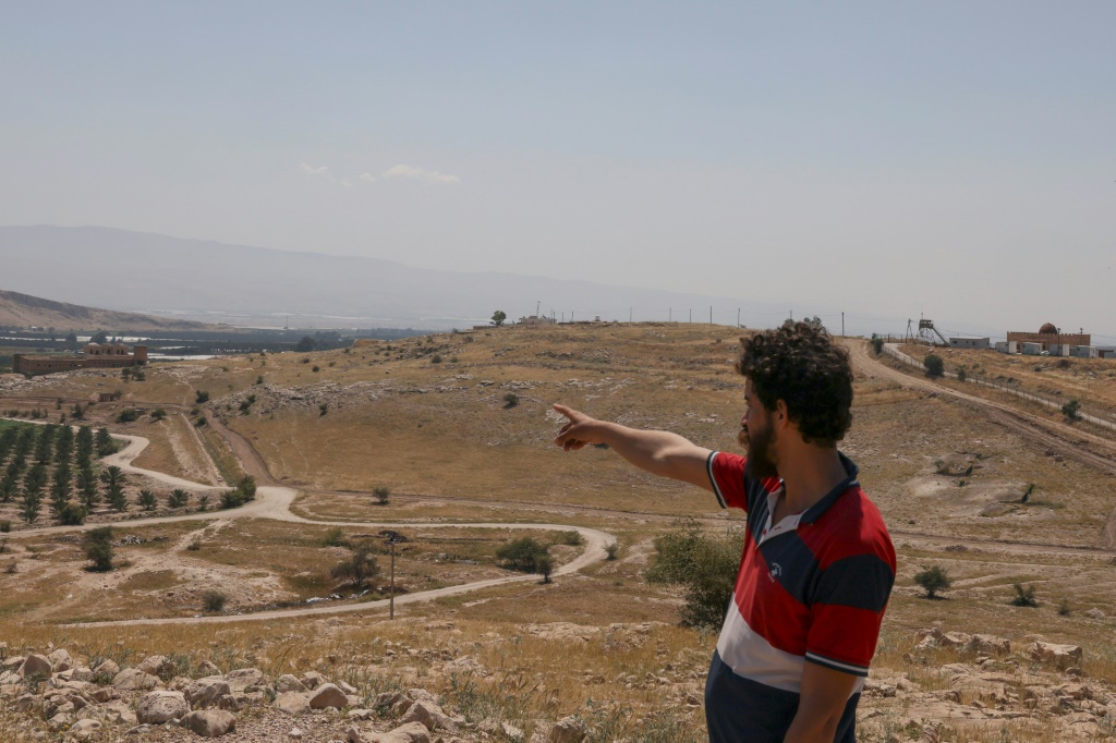 أحد القرويين يدل على أرض مصادرة من إسرائيل في الجفتلك في الضفة الغربية المحتلة في 16 نيسان/أبريل 2024 (ا ف ب)
