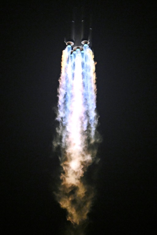 صاروخ من طراز "لونغ مارش-2إف" يحمل المركبة الفضائية الخاصة بمهمة "شنتشو-18" ينطلق من مركز جيوتشيوان لإطلاق الأقمار الاصطناعية في شمال غربي الصين بتاريخ 25 نيسان/أبريل 2024 (ا ف ب)