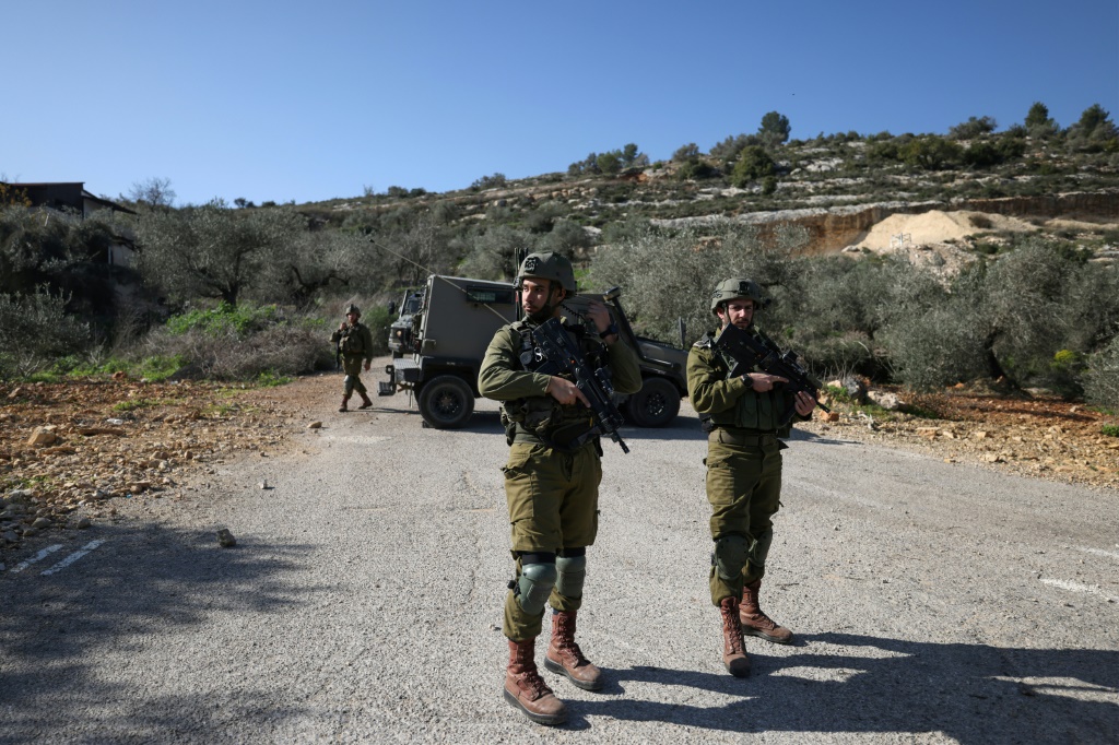بين الشهود أن اشتباكا مسلحا وقع بين مسلحين فلسطينيين وعناصر من الجيش الإسرائيلي بعد عملية الاقتحام (ا ف ب)