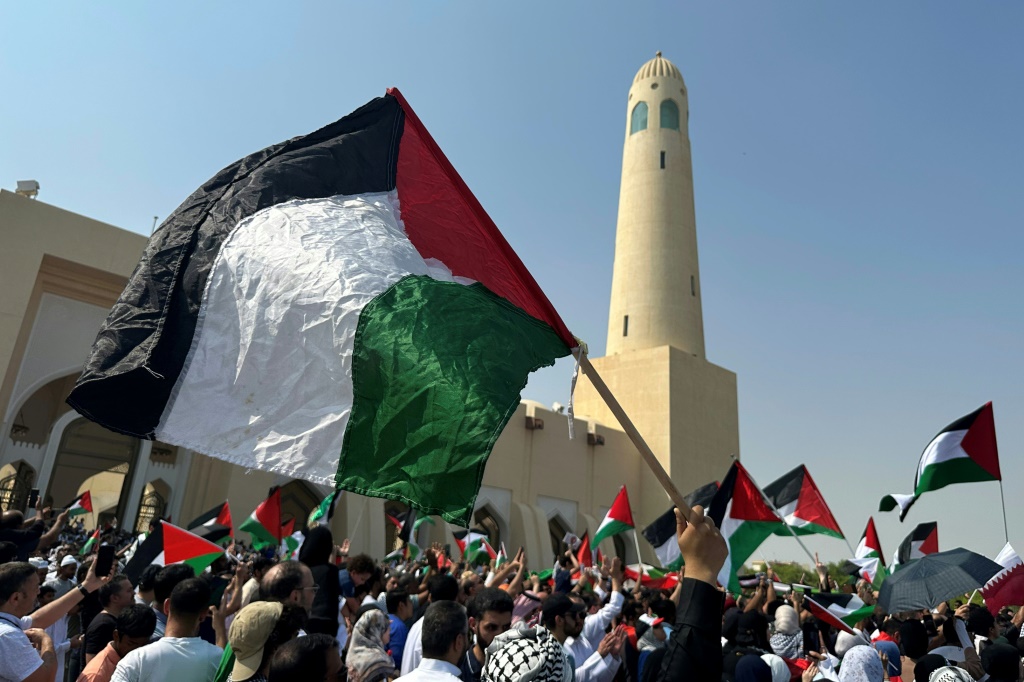 متظاهرون يرفعون العلم الفلسطيني دعمًا لقطاع غزة في الدوحة في 20 تشرين الأول/أكتوبر 2023 (ا ف ب)