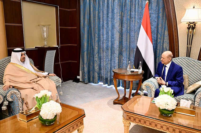 رئيس مجلس القيادة اليمني يتسلم دعوة من ملك البحرين لحضور القمة العربية