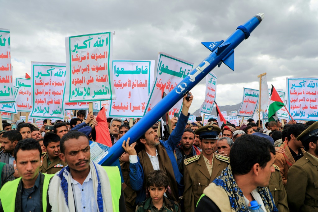 الجيش الأميركي يعلن تدمير سفينة وطائرة مسيّرتين في مناطق سيطرة الحوثيين في اليمن