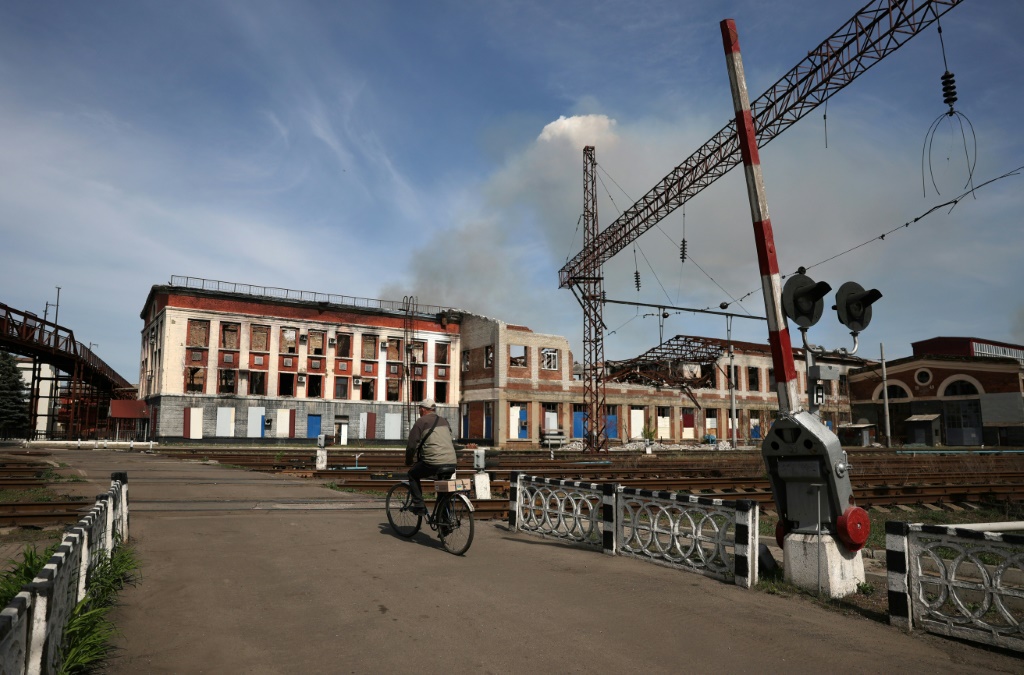 محطة ليمان للقطارات في شرق أوكرانيا وقد دمرتها غارة روسية، في 13 نيسان/أبريل 2024 (ا ف ب)