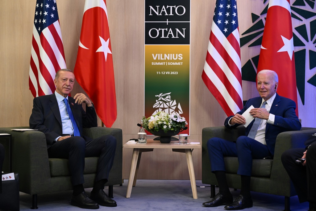 التقى أردوغان وبايدن آخر مرة في قمة الناتو في فيلنيوس في يوليو 2023 (ا ف ب)