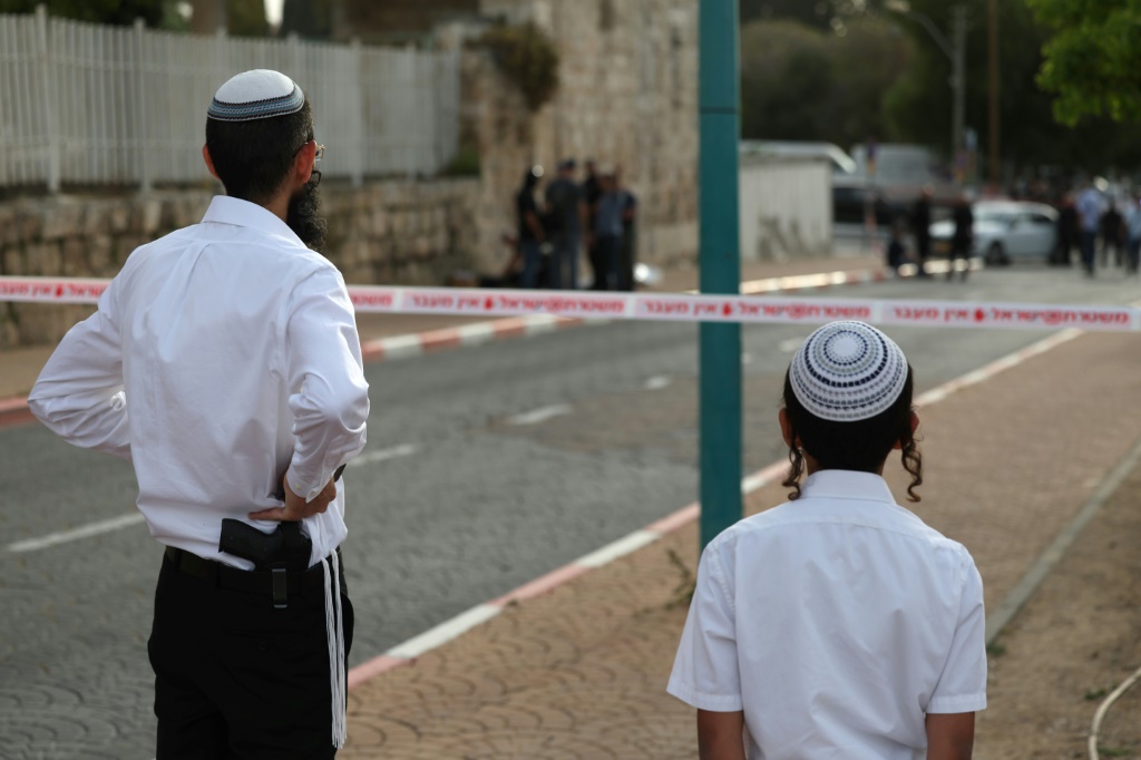 وتحقق الشرطة الإسرائيلية في حادث الطعن الذي وقع في مدينة الرملة جنوب شرق تل أبيب (ا ف ب)