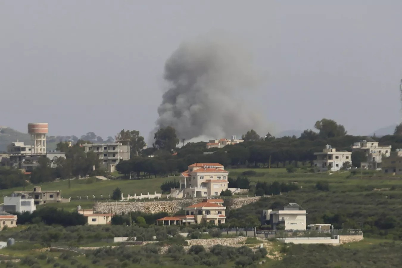 مقتل ثلاثة من حزب الله في غارة جوية إسرائيلية واستهدافات متبادلة في جنوب لبنان (سبوتنيك)