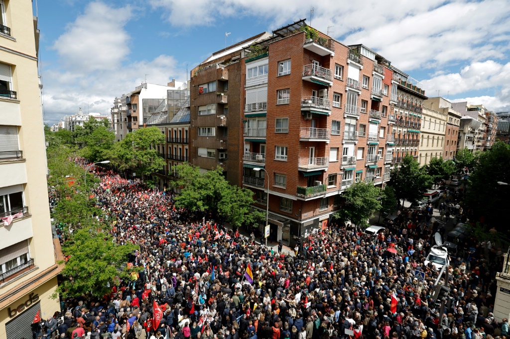 مناصرون للحزب الاشتراكي خلال تحرك في مدريد في 27 نيسان/أبريل 2024 (ا ف ب)