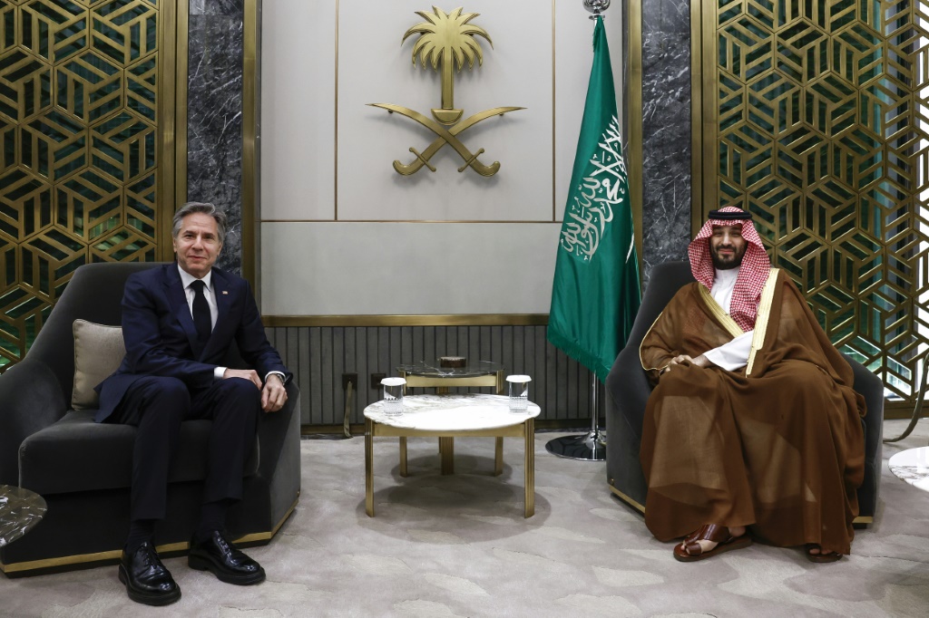 وزير الخارجية الأميركي أنتوني بلينكن خلال لقائه ولي العهد السعودي الأمير محمد بن سلمان في جدة في 20 آذار/مارس 2024 (ا ف ب)