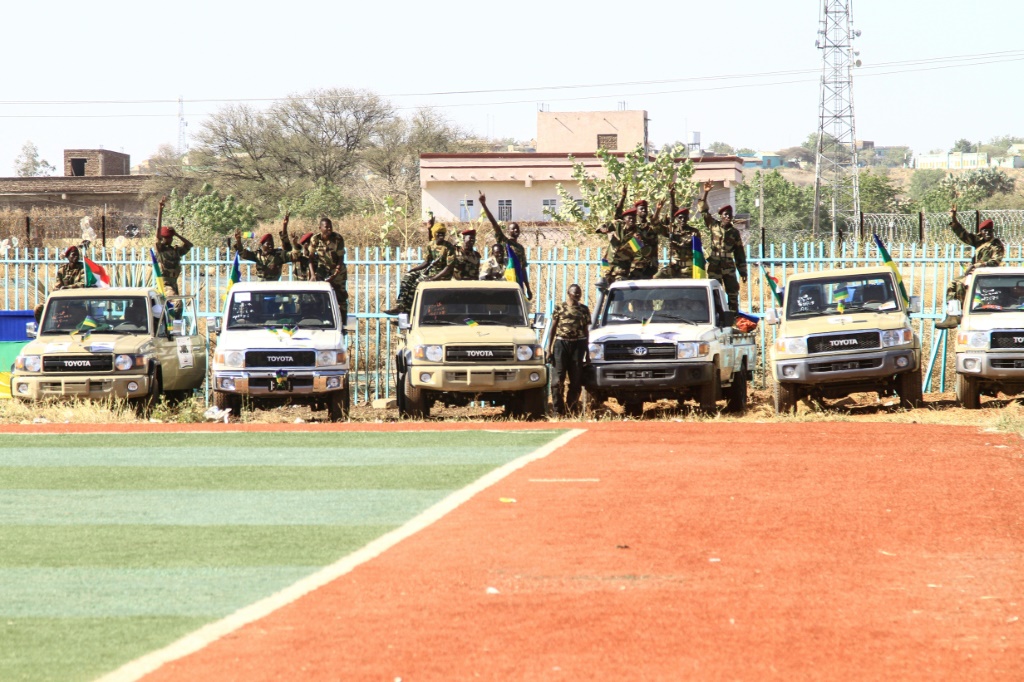 مسلحون موالون لقائد الجيش السوداني عبد الفتاح البرهان خلال احتفال في ولاية القضارف في 28 آذار/مارس 2024 (أ ف ب)   