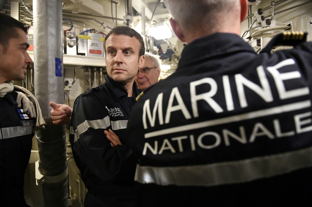 إيمانويل ماكرون خلال زيارة إلى غرفة الصواريخ في الغواصة النووية الفرنسية "لو ترّيبل" في 5 تشرين الأول/أكتوبر 2017 (ا ف ب)
