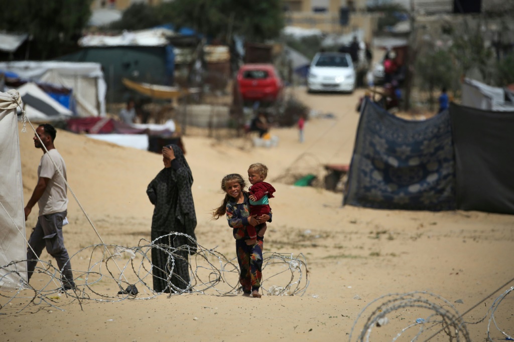 ولجأ غالبية سكان غزة البالغ عددهم 2.4 مليون نسمة إلى رفح بالقرب من الحدود مع مصر( ا ف ب)