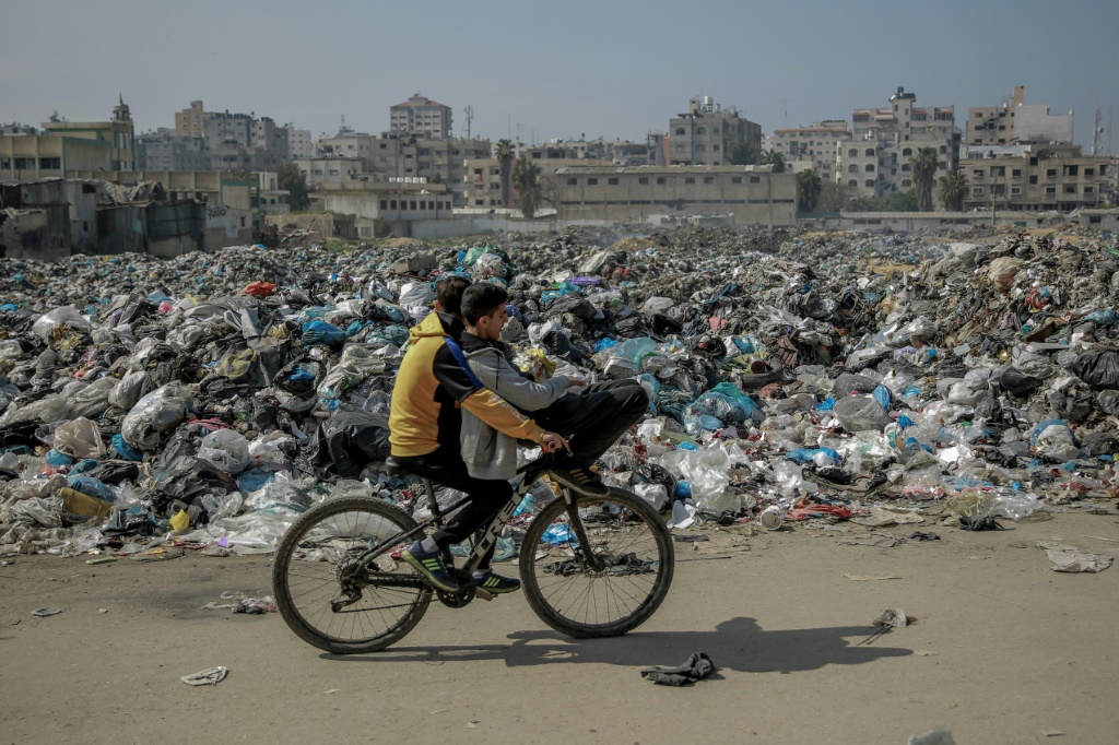 مخيم للنازحين في رفح جنوب قطاع غزة على الحدود مع مصر في 28 أبريل 2024، وسط الصراع المستمر بين إسرائيل وحماس (أ ف ب)  &nbsp;