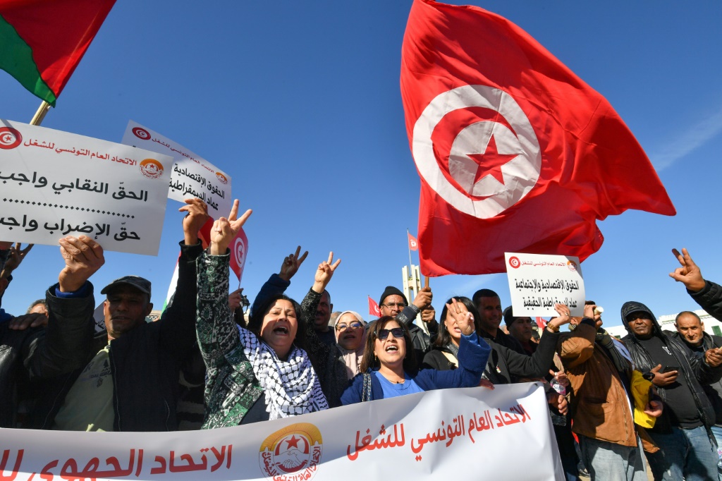 تظاهرة لانصار "الاتحاد العام التونسي للشغل" في العاصمة تونس فس 02 آذار/مارس 2024 (أ ف ب)   