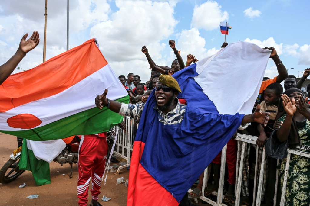 يأتي موقف قادة النيجر بعد رفع المجموعة الاقتصادية لدول غرب أفريقيا (ECOWAS) معظم العقوبات المفروضة على النيجر بما في ذلك حظر الطيران وإغلاق الحدود وتجميد الأصول (أ ف ب)