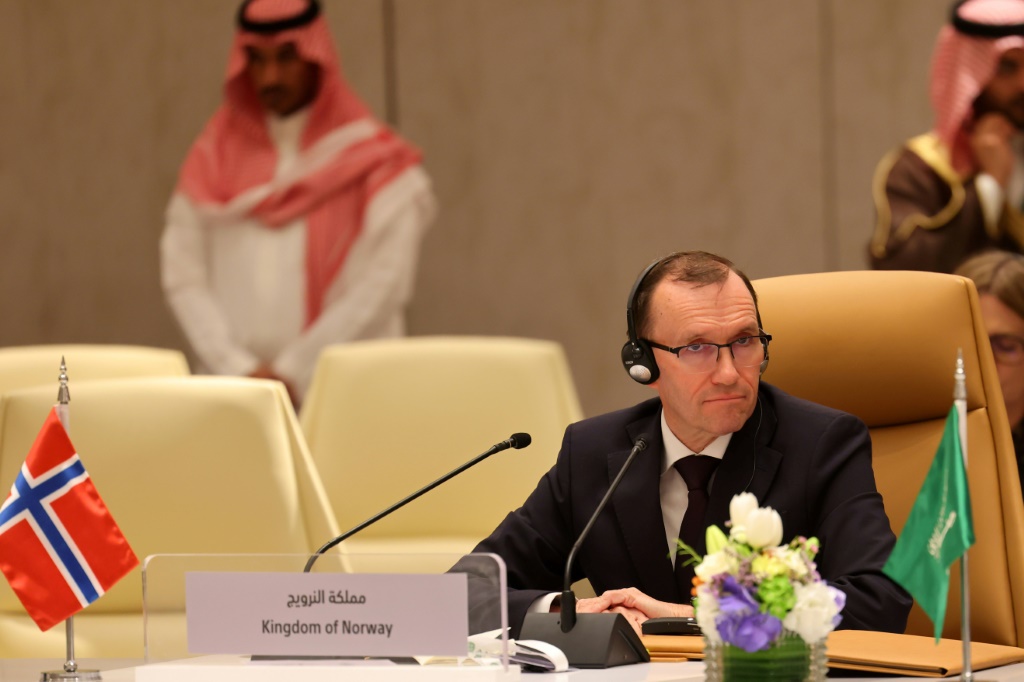 وزير الخارجية النروجي إسبن بارث إيدي أثناء حضوره اجتماعا لوزراء خارجية أوروبيين وعرب في الرياض في 29 نيسان/ابريل 2024 (ا ف ب)