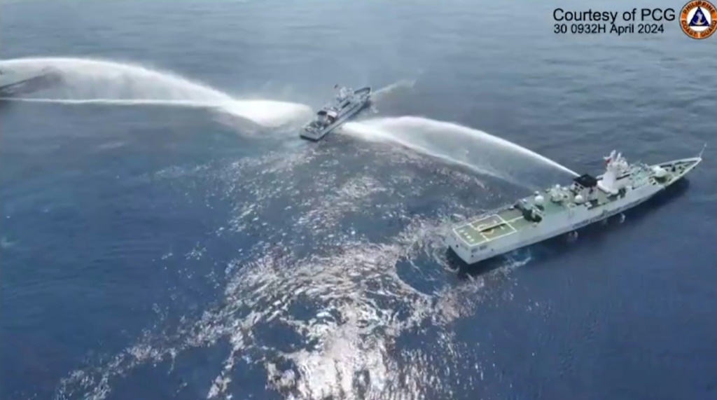 يقول خفر السواحل الفلبيني إن خفر السواحل الصيني استخدم خراطيم المياه ضد إحدى سفنه (C) وأخرى تابعة لمكتب مصايد الأسماك (ا ف ب)