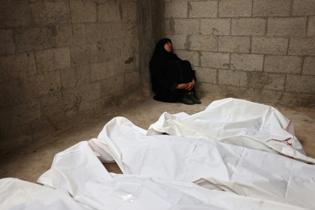 فلسطينية أمام جثث أهلها الذين قتلوا في القصف الإسرائيلي، في مستشفى النجار في رفح بجنوب قطاع غزة، في 29 نيسان/أبريل 2024، مع استمرار الحرب بين إسرائيل وحركة حماس (ا ف ب)