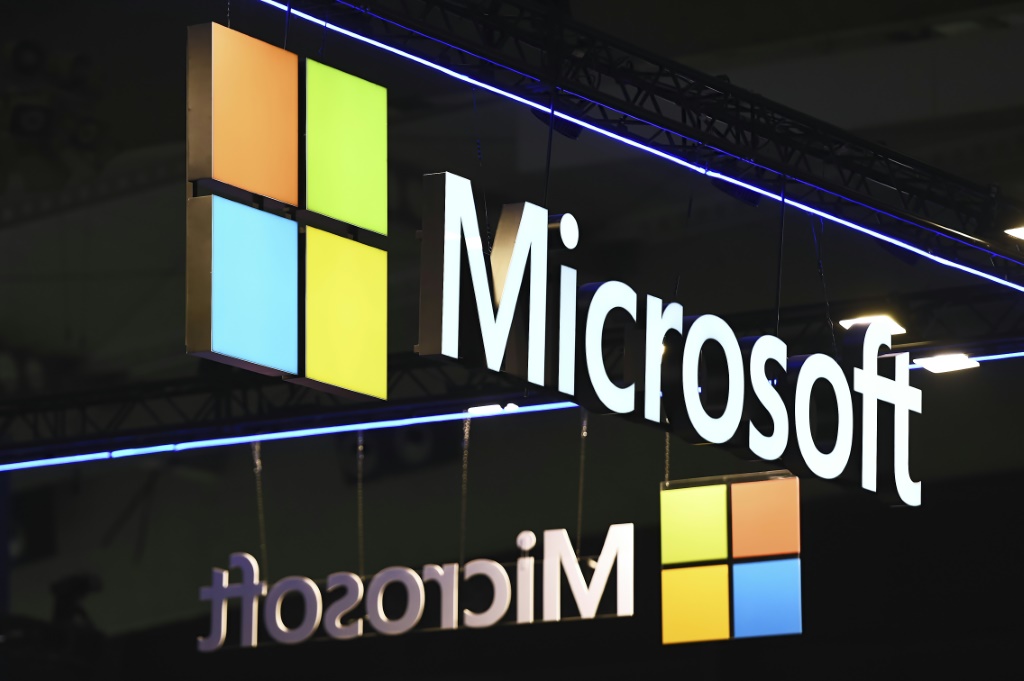شعار مجموعة "مايكروسوفت" الأميركية في أحد المعارض في برشلونة بتاريخ 31 كانون الثاني/يناير 2023 (ا ف ب)