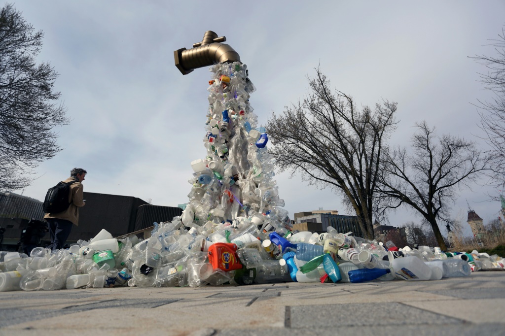 تم عرض منحوتة بعنوان "صنبور بلاستيكي عملاق" للفنان الكندي بنيامين فون وونغ خارج الدورة الرابعة للجنة التفاوض الحكومية الدولية التابعة للأمم المتحدة بشأن التلوث البلاستيكي التي اختتمت أعمالها في أوتاوا، كندا. (أ ف ب)   