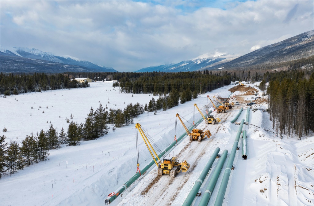 تظهر هذه الصورة بتاريخ 9 ديسمبر 2021 مقدمة من شركة Trans Mountain Corporation أعمال إنشاء خطوط الأنابيب الشتوية في فاليمونت، كولومبيا البريطانية، كندا. من المقرر افتتاح أول خط أنابيب رئيسي جديد سيتم بناؤه في كندا منذ عقود في الأول من مايو (أ ف ب)