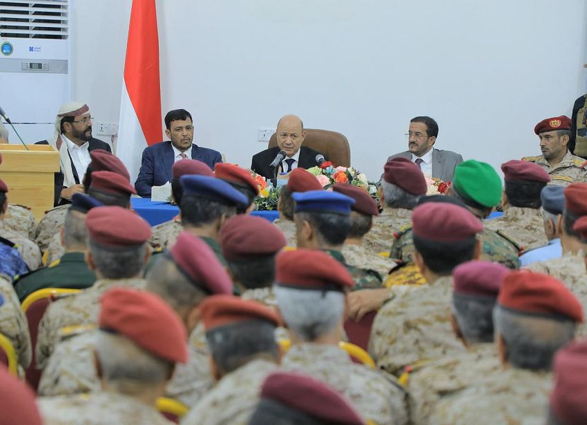 رئيس مجلس القيادة اليمني يرأس اجتماعاً لقادة الجيش ويشيد بالجاهزية...