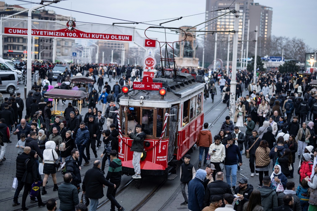 ويعد ميدان تقسيم نقطة تجمع تقليدية في إسطنبول، لكن تم حظر المسيرات في الأول من مايو (أ ف ب)   