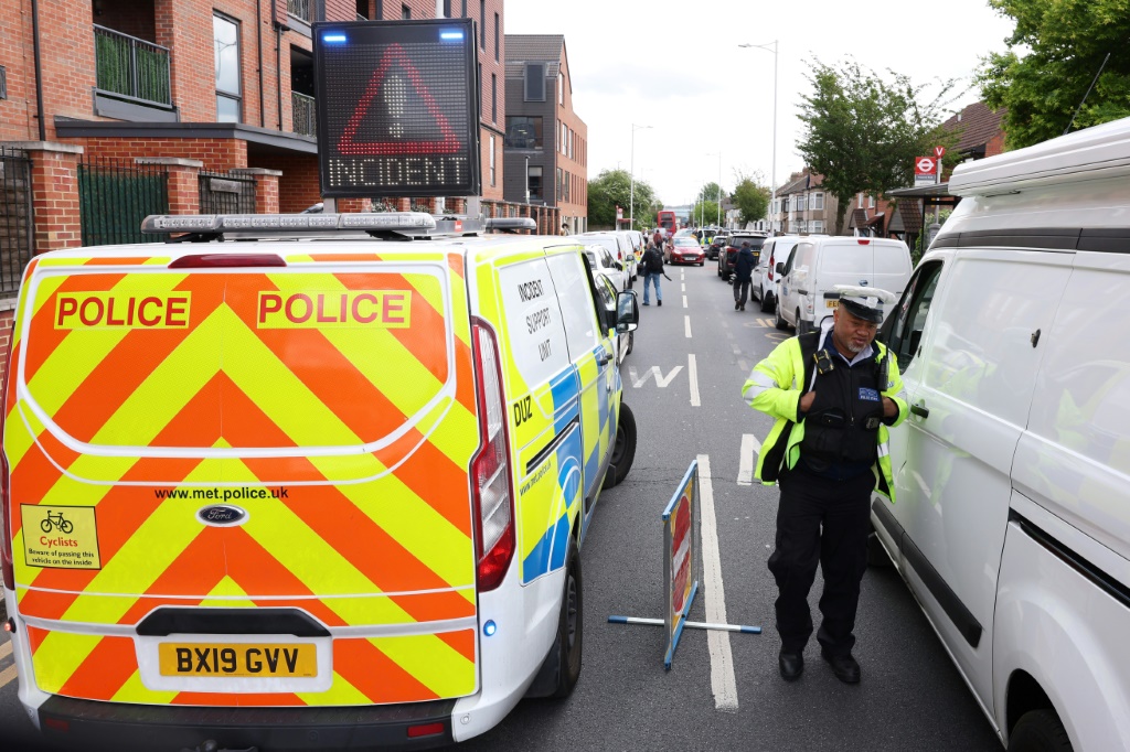 قُتل صبي يبلغ من العمر 13 عامًا وأصيب أربعة أشخاص آخرين على يد رجل كان يحمل سيفًا في هينو شرق لندن (ا ف ب)