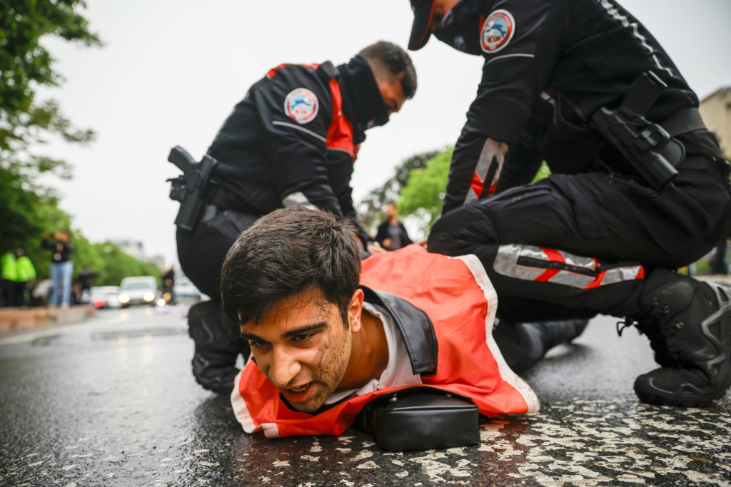 الشرطة التركية تعتقل أحد المتظاهرين أثناء محاولته وآخرين السير إلى ميدان تقسيم، خلال مسيرة بمناسبة يوم العمال العالمي في إسطنبول، في 1 أيار/مايو 2024 (أ ف ب)   