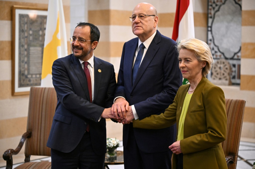    رئيس الوزراء اللبناني نجيب ميقاتي (في الوسط) يقف لالتقاط صورة مع رئيسة المفوضية الأوروبية أورسولا فون دير لاين والرئيس القبرصي نيكوس خريستودوليدس في بيروت في 2 مايو 2024 (أ ف ب)   
